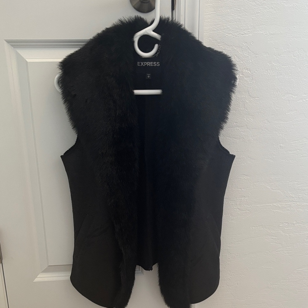 Express Elegant Black Vest with Faux Fur